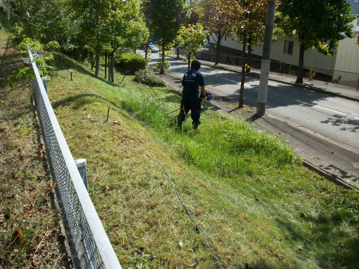 草刈り　除草　草引き　芝刈